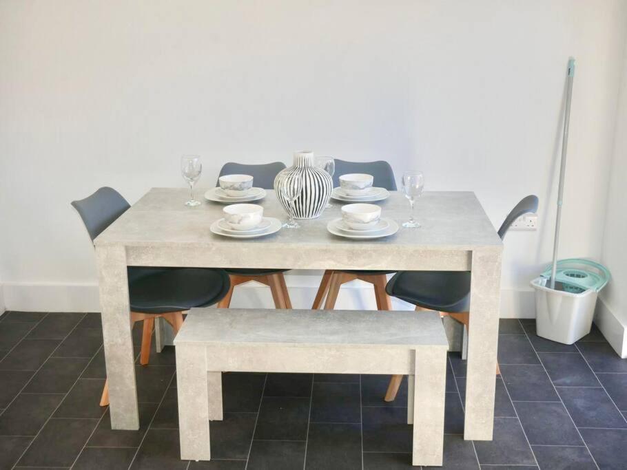 Spacious 4-Bed Semi-Detached Home With Garden 利物浦 外观 照片