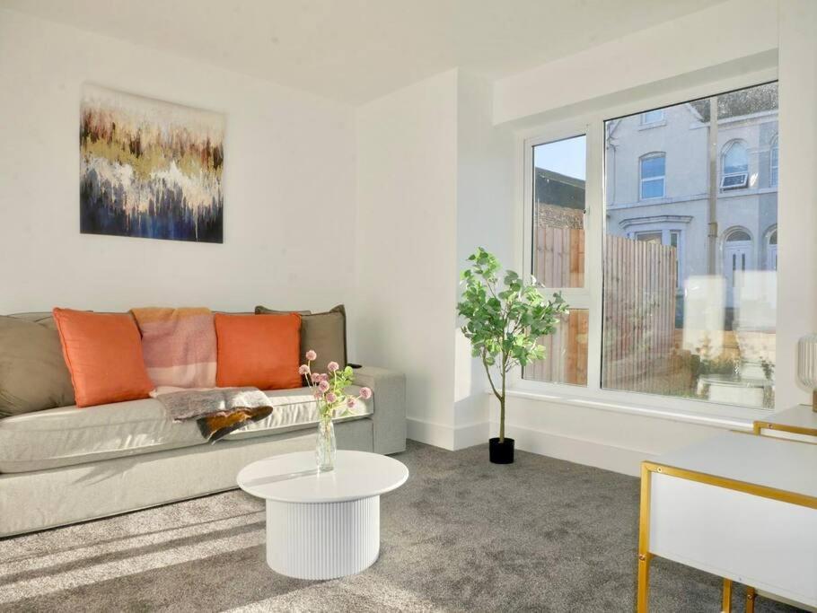 Spacious 4-Bed Semi-Detached Home With Garden 利物浦 外观 照片