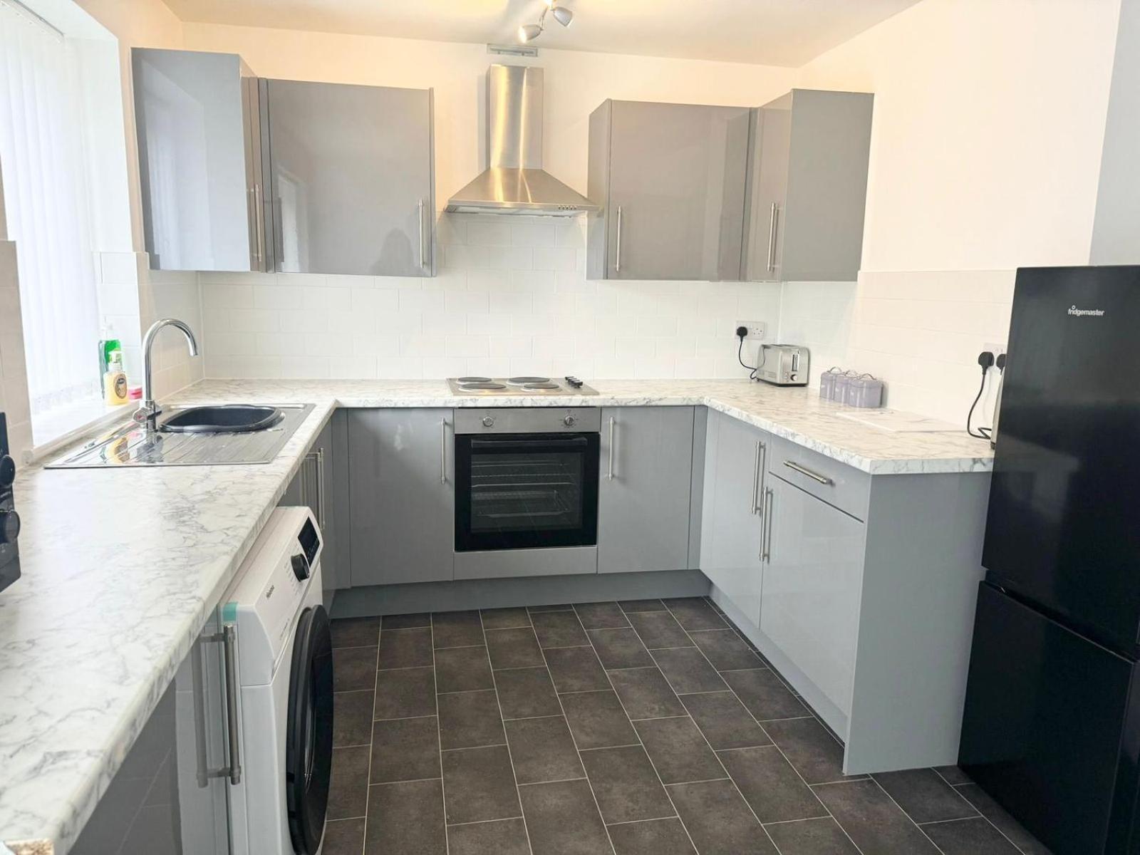 Spacious 4-Bed Semi-Detached Home With Garden 利物浦 外观 照片